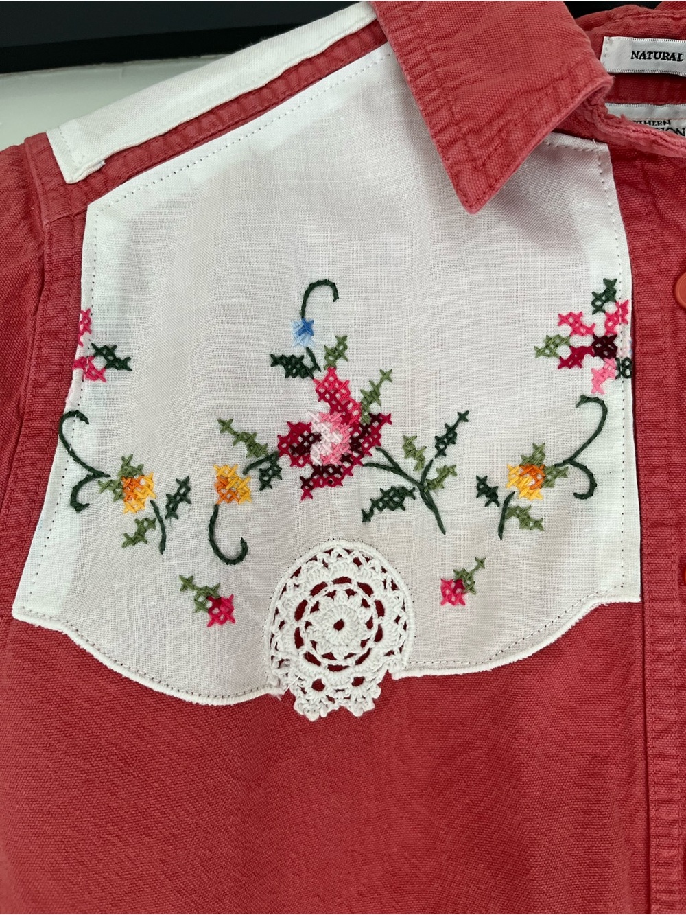 Upcycled cotton Shirt with vintage cross stitch details S - Picture 4 of 7